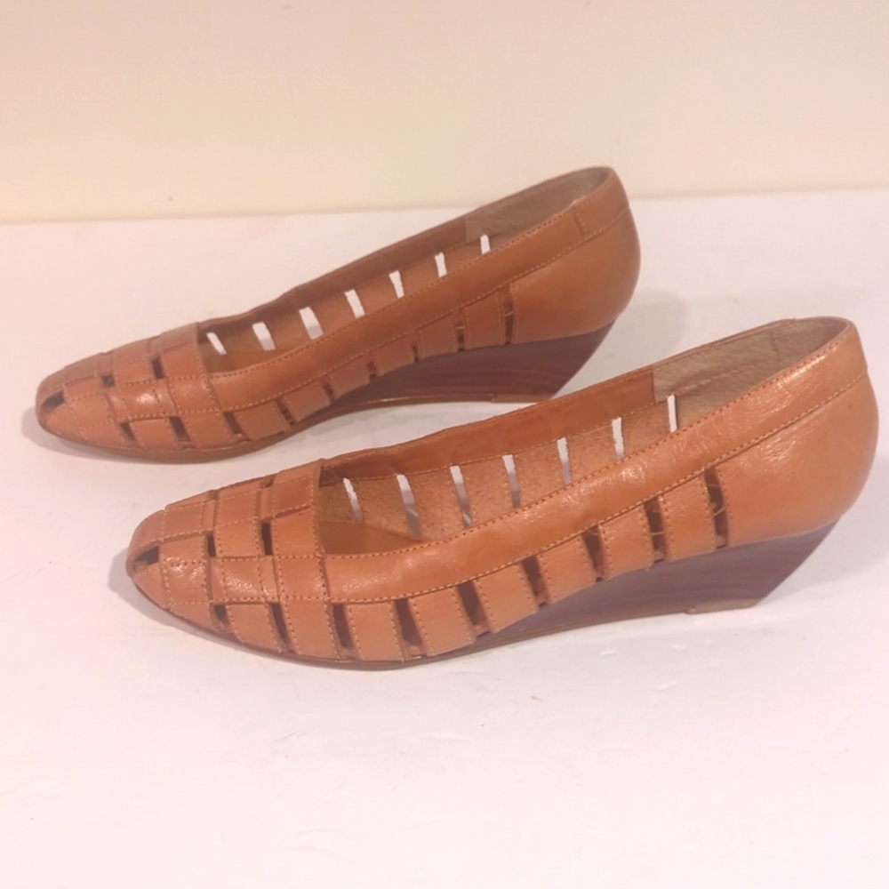 NWOT Bass Tan Leather Wedge Slip-on Pump - Picture 3 of 12